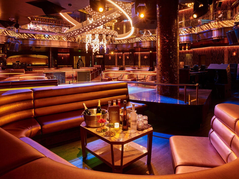 OMNIA Main Room Table